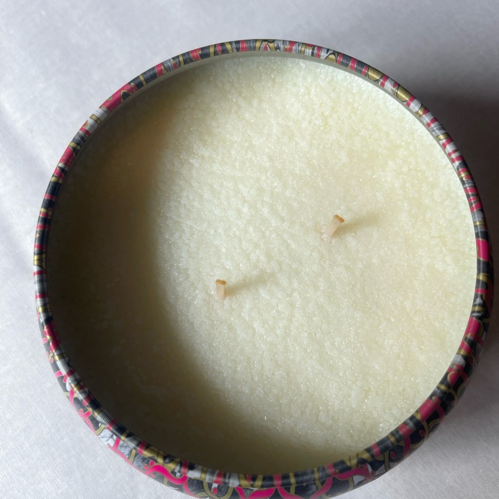 Voluspa Mandarino Cannela Candle with Pink and Gold Design - Picture 2 of 3